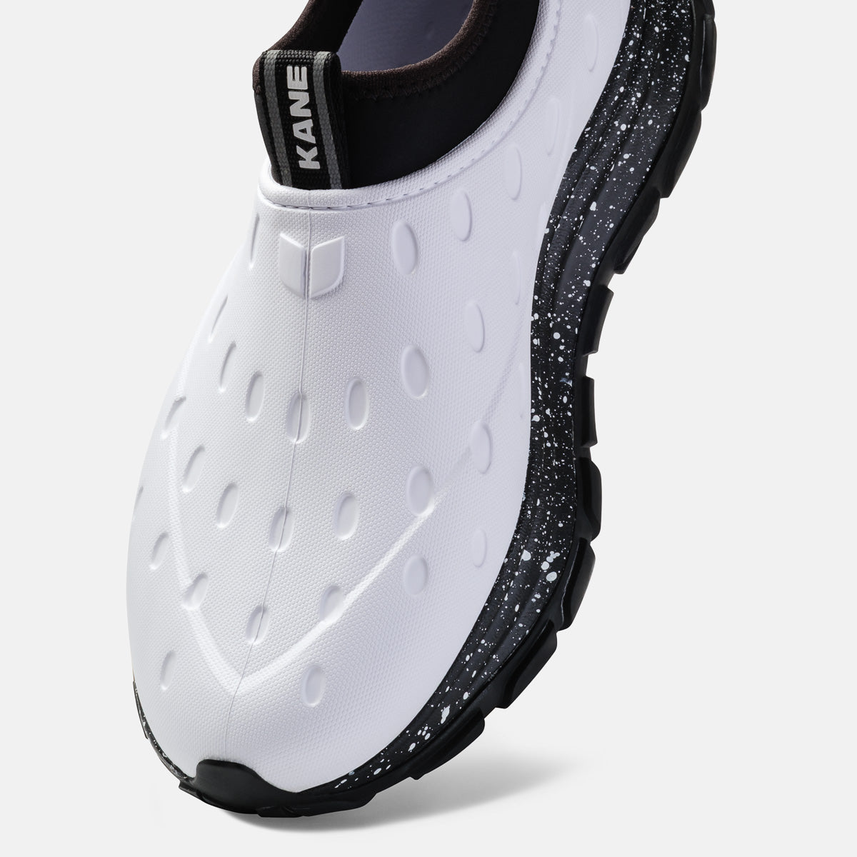 Revive AC - White / Black
