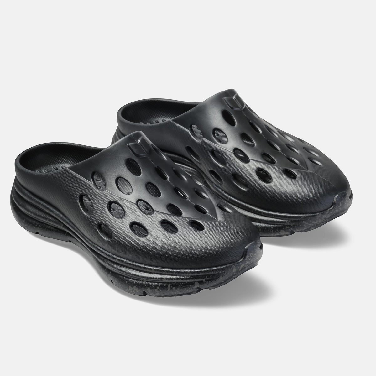 KANE Revive OB recovery shoe in black color, 3/4 view