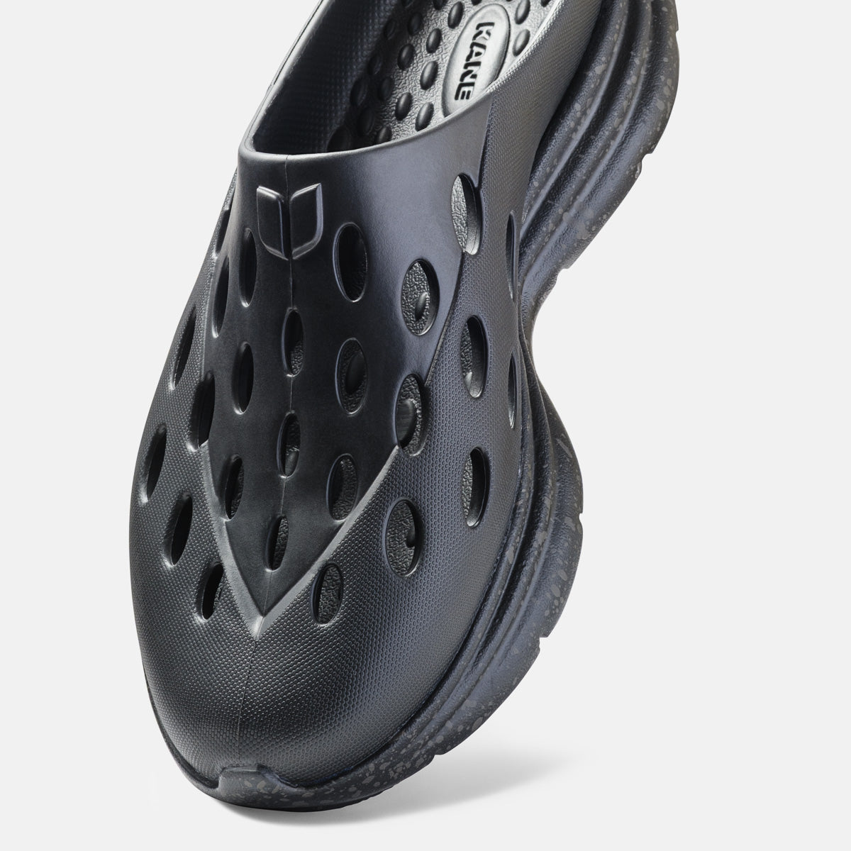 KANE Revive OB recovery shoe in black color, detail view