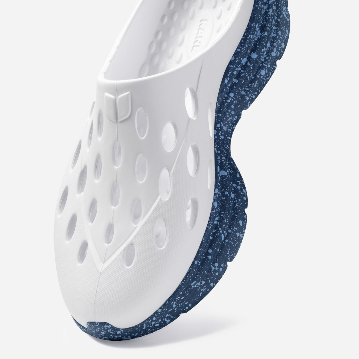 KANE Revive OB recovery shoe in white indigo speckle color, detail view