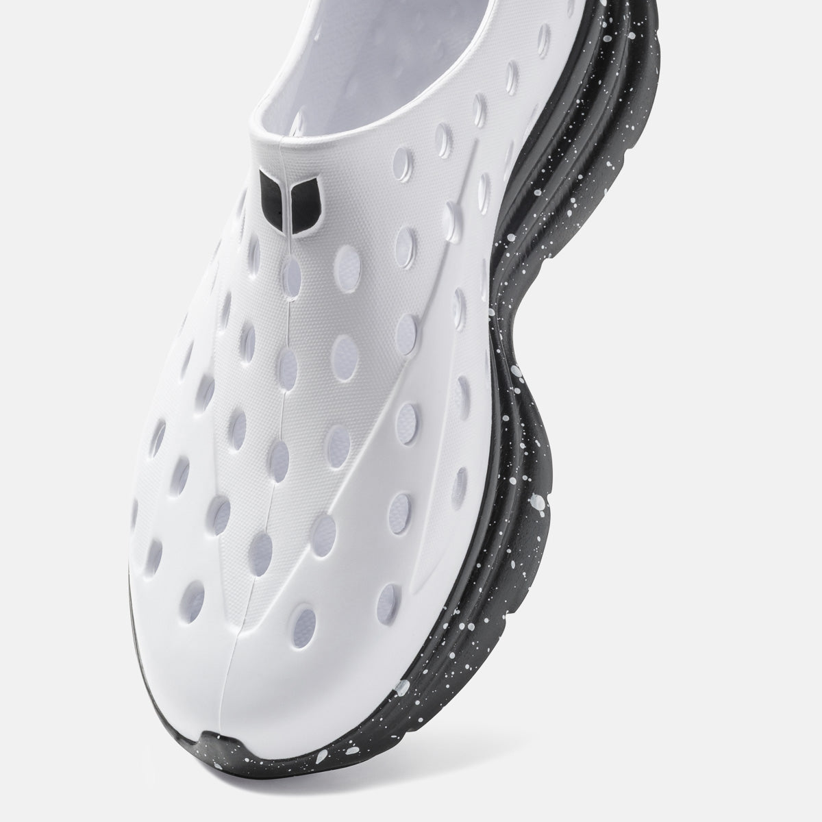 KANE Revive recovery shoe in white / black speckle color, detail view