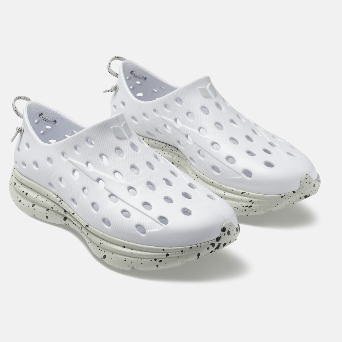 KANE Revive recovery shoe in white / gray speckle color, 3/4 view