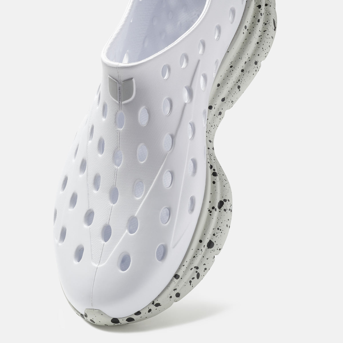 KANE Revive recovery shoe in white / gray speckle color, detail view